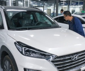 Ô tô mới tấp nập ra mắt, giá giảm liên tục vẫn ế khách