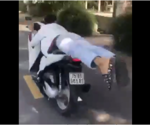 Vừa nằm vừa lái xe máy, thanh niên thích thể hiện bị phạt hơn 4 triệu đồng