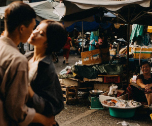 Cặp đôi chụp ảnh lãng mạn, nhưng nụ cười của cô bán cá lọt vào khung hình lại chiếm trọn 'spotlight'