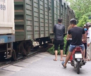 Bỏ lại xe đạp điện, người phụ nữ vừa sinh con lao vào đoàn tàu tự tử