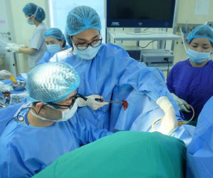 Bé gái Hà Nội 12 tuổi đau bụng dữ dội do màng trinh không thủng