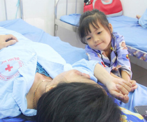 Bố mẹ bị vùi trong đống đổ nát vụ sập công trình kinh hoàng, 2 đứa trẻ bơ vơ trong bệnh viện: 'Tụi nhỏ không chịu ăn, cứ lo mẹ sẽ chết'