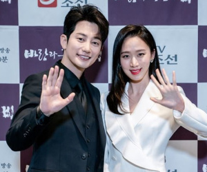 Tài tử từng vướng scandal cưỡng dâm vào 7 năm trước bị tố quấy rối bạn diễn nữ ngay trong buổi họp báo ra mắt phim