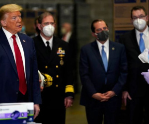 Ông Donald Trump lại không đeo khẩu trang khi tới thăm nhà máy