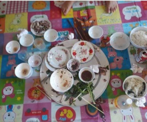 Mặc vợ ốm nằm một chỗ, chồng vẫn rủ bạn bè về nhậu nhẹt rồi bắt dọn, ai ngờ vừa quay đi ngoảnh lại đã thấy mâm bát 'mọc cánh bay xa'
