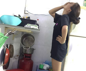 Chồng hí hửng khoe khu bếp mới cải tạo, vợ ngửa cổ, 'cạn lời' vì cái giá đỡ bếp ga