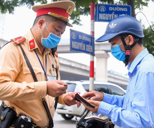 Người tham gia giao thông mắc lỗi gì thì được nộp tiền phạt trực tiếp cho Cảnh sát giao thông?