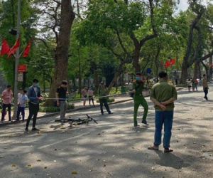 Cụ bà nguy kịch vì bị xe đạp đâm trúng trên phố Hàng Khay