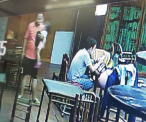Người đàn ông bế theo con nhỏ 'thó' túi xách của khách hàng ngay trong bể bơi tại Hà Nội
