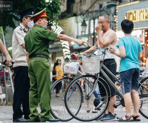 Lực lượng chức năng tăng cường nhắc nhở người dân không được đạp xe ở phố đi bộ sau vụ việc cụ bà bị thiếu niên tông nguy kịch
