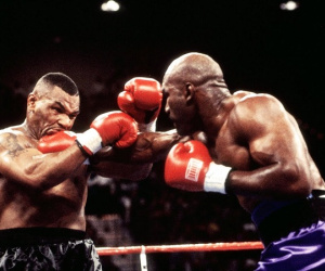 Võ sĩ huyền thoại Evander Holyfield thúc giục Mike Tyson sớm trở lại võ đài