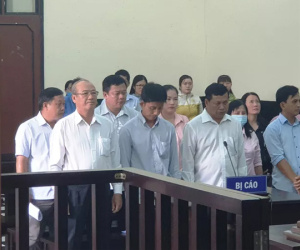 Bị cáo liên tục 'múa tay' trước chủ tọa phiên tòa