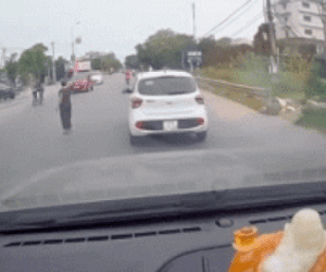 Video: 2 'ninja' phóng xe tốc độ cao tông trúng người đi bộ sang đường