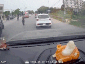 2 nữ ninja đi xe máy đâm trúng người phụ nữ đang lững thững sang đường
