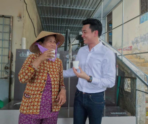 Quốc Trường xót xa khi tận mắt nhìn thấy cảnh tượng khó khăn, đích thân xuống tận miền Tây trao máy lọc nước cho bà con