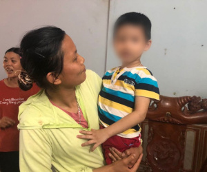 Bé trai bị bố bỏ rơi tại toà kèm lời nhắn 'tôi không đẻ, tôi không nuôi' đã được về với mẹ ruột