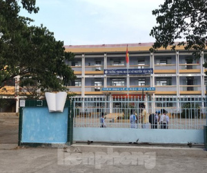 Học sinh lớp 9 trút "mưa dao" vào 2 bạn ngay tại trường