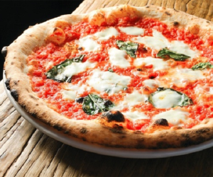 Vì sao khi ăn pizza ở Ý, nhà hàng không bao giờ cắt sẵn cho khách?