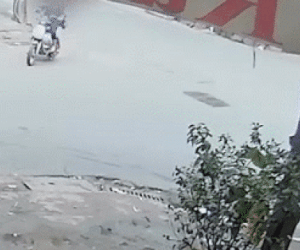 Bẻ lái "khét lẹt" giữa ngã tư khiến nam thanh niên ngã nhào, dân mạng càng ngán ngẩm hơn với thái độ sau đó của 2 cô gái đi xe đạp điện