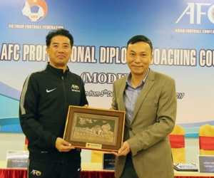 Báo Thái bất ngờ tiết lộ mức lương 'khủng' của tân GĐKT VFF