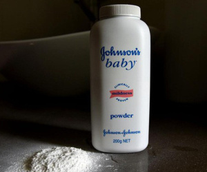 Johnson & Johnson ngừng bán phấn rôm trẻ em vì cáo buộc có chất gây ung thư