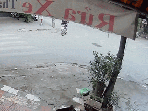 Clip: Pha bẻ lái 'khét lẹt' của 2 cô gái khiến thanh niên đi xe máy ngã sấp mặt