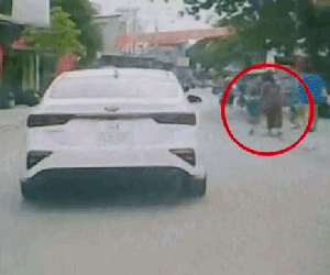 Video: Đột ngột lao sang đường, bé trai bị ô tô cán trúng chân
