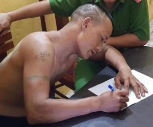 Khởi tố kẻ 2 tay 2 dao chém trọng thương cảnh sát