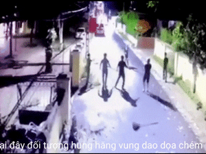 Video: 2 tay 2 dao xông vào trụ sở công an chém 1 cán bộ trọng thương