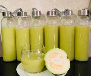 Nước ép hoa quả giá rẻ tràn chợ, bán cả lít vừa uống vừa lo