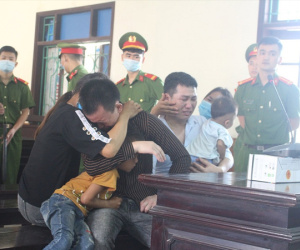 Vận chuyển thuê ma túy kiếm tiền bất chính, 2 bị cáo nhận án tử khiến người thân khóc ngất
