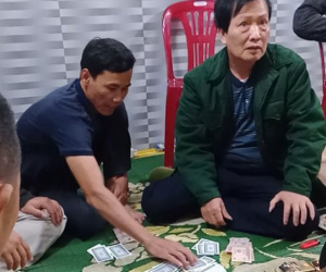 Chủ tịch xã đánh bạc giữa mùa dịch bị cách chức