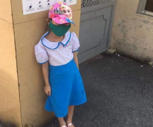 Học sinh lớp 1 bị phê bình, đứng ở cổng trường giữa trưa nắng vì... đi học sớm