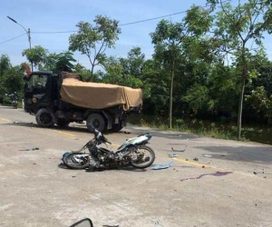 2 học sinh đi xe máy chết thảm sau va chạm với xe tải