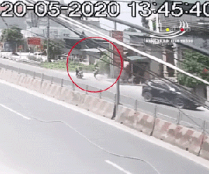 Tránh xe ô tô đi ngược chiều, xe máy dựng đứng và pha tiếp đất kinh hoàng