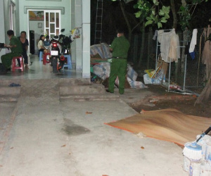 Cha nhậu say chửi mẹ, con cầm bánh xe máy đánh chết