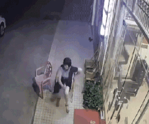 Video: Đang hóng gió phải chạy vội vì ô tô lao tới, người phụ nữ vẫn bị đâm kinh hoàng