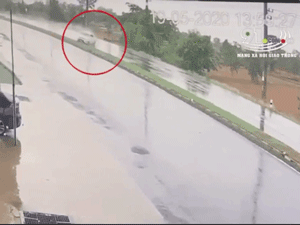 Video: Cày nát dải phân cách, xe bán tải bị húc một cú 'chí mạng' vỡ tan tành