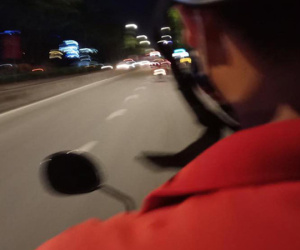 Đi bộ về nhà, cô gái gặp được tài xế xe ôm tốt bụng, câu chuyện sau đó thực sự cảm động