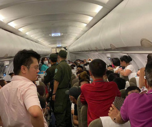 Lăng mạ tiếp viên, tranh giành chỗ để hành lý, nam hành khách bị yêu cầu rời máy bay