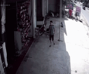 Video: Xe tải không người lái tự trôi ra đường và sự hiểu lầm khiến tài xế 'đỏ mặt' vì xấu hổ