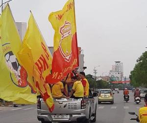Sao HAGL thích thú khi thấy cổ động viên Nam Định diễu hành, hát hò từ sáng trước trận cầu đặc biệt