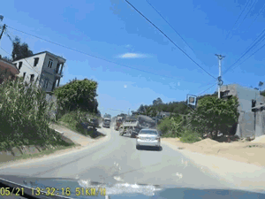 Video: Tránh xe container vượt ẩu, xe ben 'liệng' kinh hoàng, tài xế trọng thương