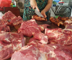 Giá thịt lợn hơi cả nước tăng phi mã, chạm mốc cao nhất lịch sử 100 ngàn đồng/kg, tiểu thương khốn đốn vì bán hàng ế ẩm