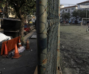 Brazil: Thi thể người nghi chết vì Covid-19 nằm cạnh sân bóng trẻ em