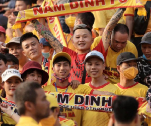 Báo Thái Lan hốt hoảng khi thấy biển người Việt đi xem bóng đá: Tại sao họ không đeo khẩu trang và cũng chẳng giữ khoảng cách an toàn?