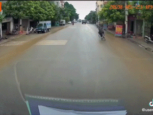 Video: Tài xế phản xạ xuất thần, cứu mạng cụ ông đi xe đạp tự ngã trước đầu xe