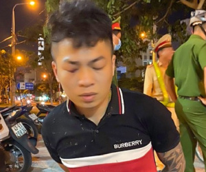 Thanh niên 'ngáo đá' chạy xe lạng lách, đánh võng, thách thức lực lượng 911