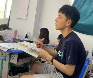 Chỉ với vài bức hình chụp lén khi học bài, nam sinh điển trai khiến hội chị em gục ngã vì góc nghiêng quá đỗi xuất sắc