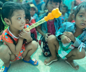 Lời khẩn cầu của cô hiệu phó trường mầm non Hoa Lan: 'Cho em xin thêm 30 phần quà nữa, nhiều bé còn chưa đến được'